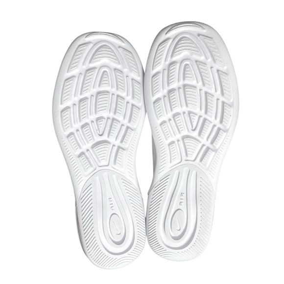 Nike Air Max Axis Sneakers - Picture 8 of 10